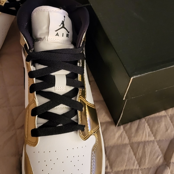 AIR JORDAN 1 metallic gold and white (LIKE NEW, WORN ONCE) - Picture 2 of 4